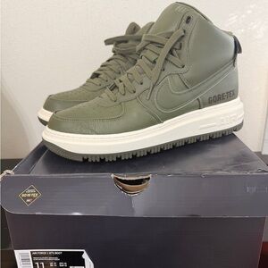 Nike High-Top Winter sneaker boots in Olive Green with Cream Midsole